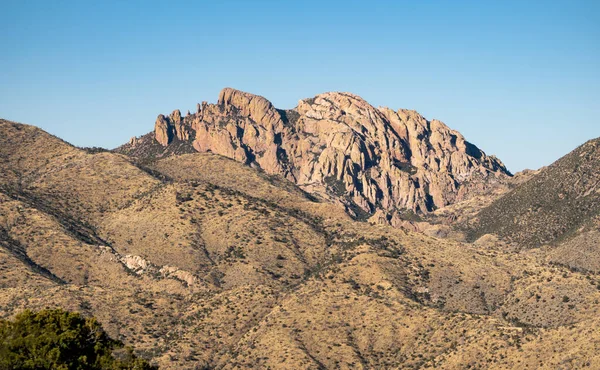 从Nm的Chiricahua 你可以很好地看到Cochise Head Mtn 它就像伟大的Apache首领 — 图库照片