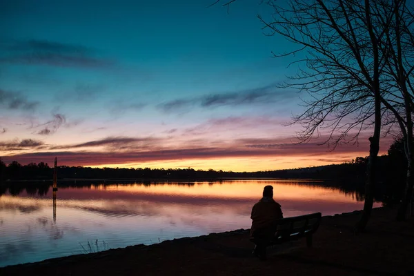 Silhuett Man Som Njuter Den Livliga Solnedgången Himlen Kvällen — Stockfoto