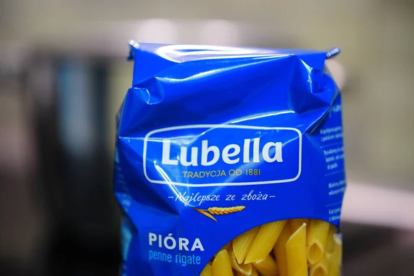 Uno Scatto Selettivo Penne Marca Lubella Polacca Sacchetto Plastica Blu — Foto Stock