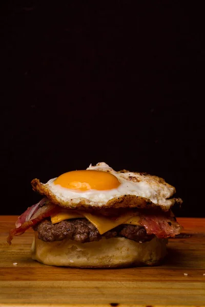 Kunsthandwerkliche Hamburger Mit Fleisch Käse Buntem Und Normalem Brot — Stockfoto