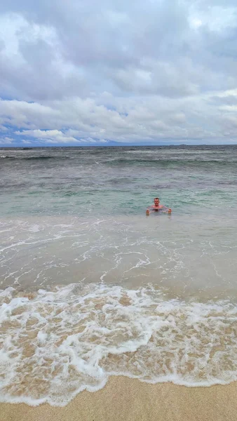 Filipinler 'de mavi bulutlu gökyüzünün altında eğlenen bir erkeğin görüntüsü.