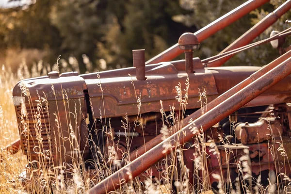 Zbliżenie Starego Porzuconego Traktora Równinach Nebraski — Zdjęcie stockowe