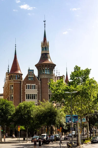 Tiro Vertical Uma Casa Com Espinhos Edifício Histórico Famosa Avenida — Fotografia de Stock