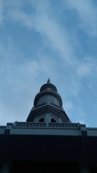 Низкоугольный Снимок Соборной Башни Поднимающейся Голубое Небо Белыми Облаками — стоковое фото