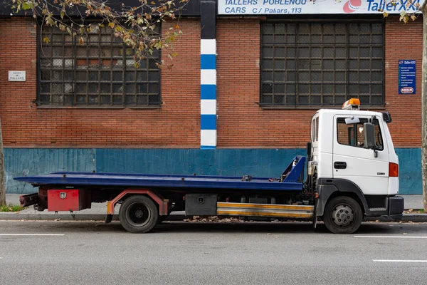 Camião Estacionado Rua Atleon Nissan Branco Com Caixa Azul — Fotografia de Stock