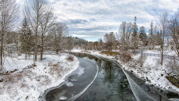 Una Hermosa Vista Del Pequeño Río Parcialmente Congelado Entre Campo —  Fotos de Stock