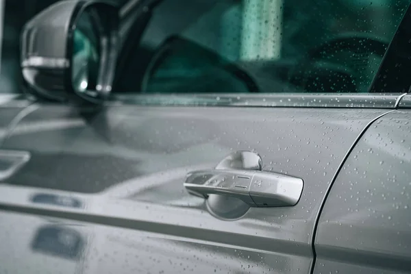 雨の下で現代の灰色の車のドアハンドルの閉鎖 — ストック写真