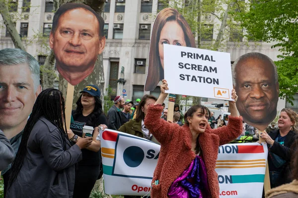 Una Joven Mujer Sosteniendo Cartel Cartón Con Las Palabras Primal — Foto de Stock