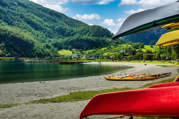 観光客のための湖の海岸に賃貸するためのカラフルなカヤックのセット — ストック写真