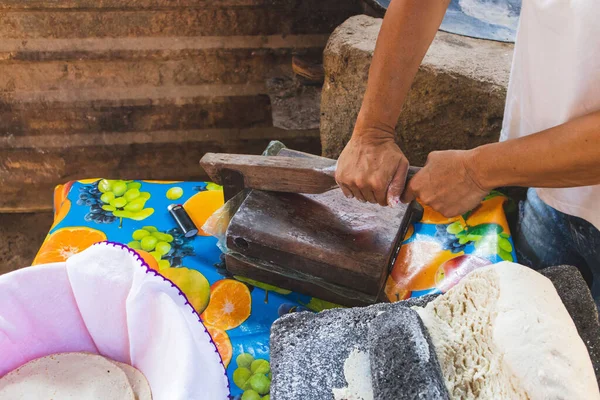 Mexican Woman Torturing Corn Mace Metate Wood Stove Make Homemade — Stock Photo, Image