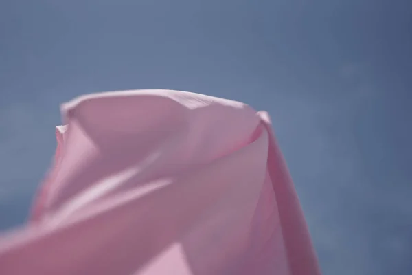 Primer Plano Una Tela Rosa Contra Cielo Azul Claro — Foto de Stock