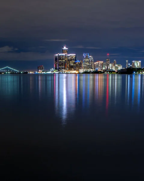 ミシガン州デトロイトのベル島からの夜のライトアップされた都市の垂直ショット — ストック写真