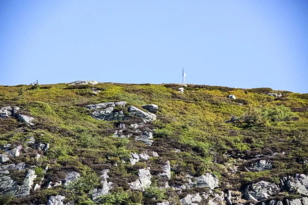 Gündüz Vakti Çimlerle Kaplı Kayalık Bir Tepe — Stok fotoğraf