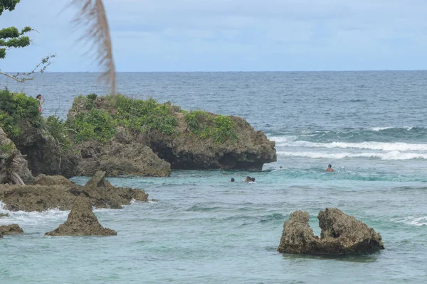 Een Prachtig Uitzicht Mensen Die Zwemmen Een Rotsachtige Zee Onder — Stockfoto