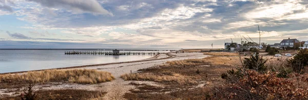 Een Panoramisch Shot Van Een Houten Steiger Boven Het Meer — Stockfoto
