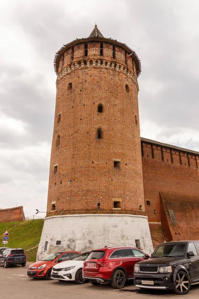 Tiro Vertical Torre Marinkina Vermelha Moscou Sob Céu Nublado Com — Fotografia de Stock