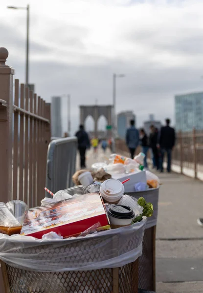 Full Trash Can Overflowing Trash Brooklyn Bridge — Stock Photo, Image