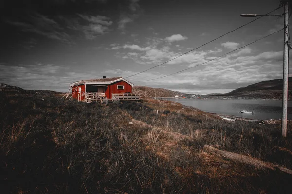 Vacker Utsikt Över Liten Stuga Ett Landsbygdsområde Molnig Himmel Bakgrund — Stockfoto