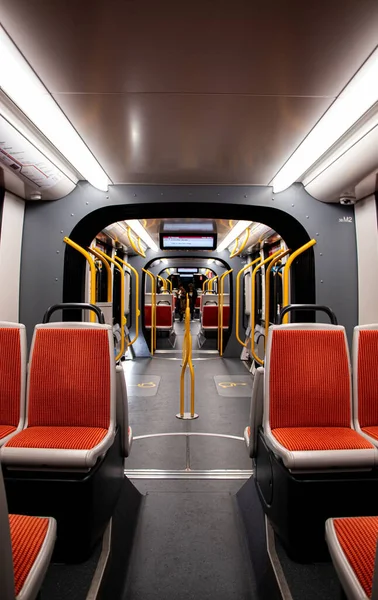 Ein Leerer Blick Auf Die Straßenbahn Mit Roten Sitzen — Stockfoto