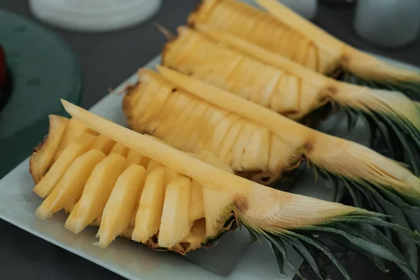 Beyaz Bir Tabakta Küçük Ananas Dilimlerinin Yakın Çekimi — Stok fotoğraf