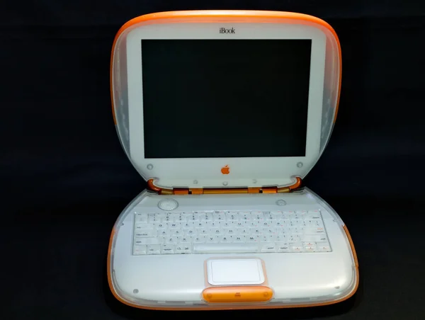 Tangerine Färgad 1999 Apple Ibook Svart Bakgrund — Stockfoto