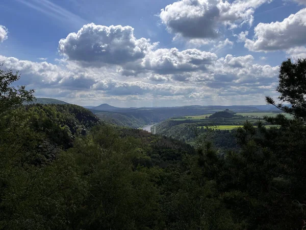 Het Prachtige Uitzicht Groene Heuvel Vallei Tegen Bewolkte Lucht — Stockfoto