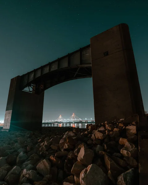 Захватывающий Вид Освещенный Мост Кларка Расстоянии Через Деревянную Конструкцию Пляже — стоковое фото