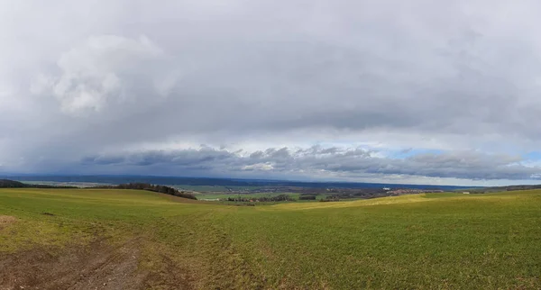 Panoramabild Över Ett Jordbruksfält Molnig Himmel — Stockfoto