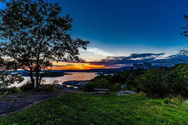 Breathtaking View Lakeside Buildings Distance Sunset Sky Background — Stock Photo, Image