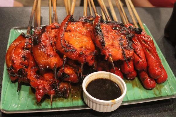 Eine Nahaufnahme Von Leckerem Grillfleisch Und Würstchen Mit Sauce Auf — Stockfoto