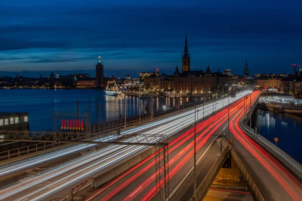 Воздушный Обзор Движения Мосту Длительной Экспозицией Стокгольме Ночью — стоковое фото