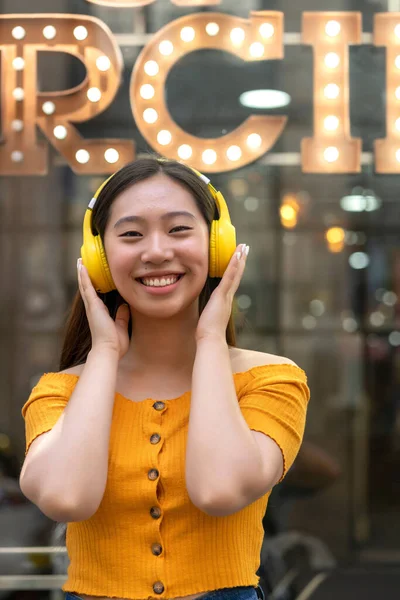 Mujer Asiática Escuchando Música Con Sus Auriculares — Foto de Stock