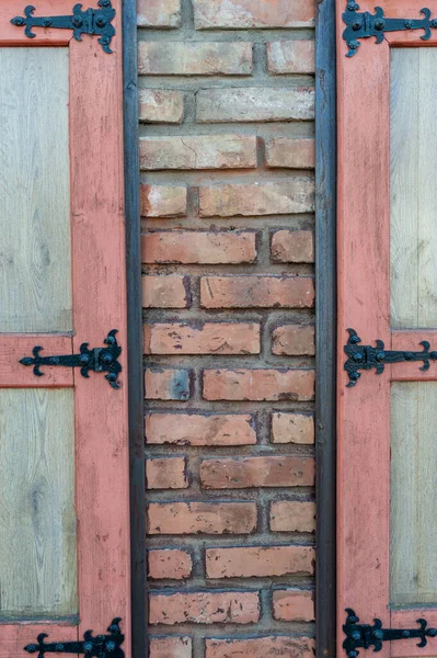 Вертикальный Снимок Старой Кирпичной Стены Деревянными Покрашенными Дверями — стоковое фото