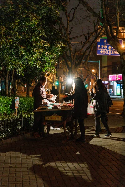 Tiro Vertical Pessoas Perto Stand Comida Xangai Noite — Fotografia de Stock