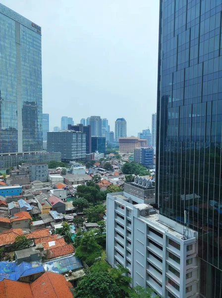 Tiro Vertical Uma Janela Uma Paisagem Urbana — Fotografia de Stock