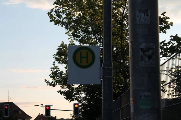 Gün Batımında Bir Busstop Arka Planda Bir Ağaç — Stok fotoğraf