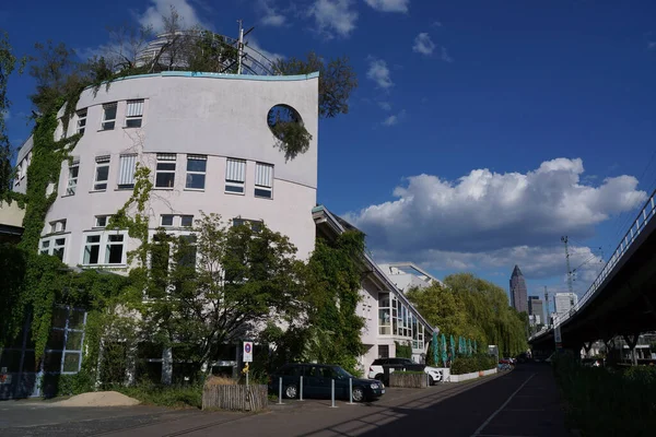 Het Oekohaus Frankfurt Gebouwd 1992 Pionier Ecologische Duurzame Architectuur Zonnig — Stockfoto