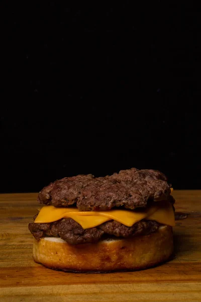 Артистські Гамбургери Ясом Сиром Кольоровими Звичайними Хлібами — стокове фото