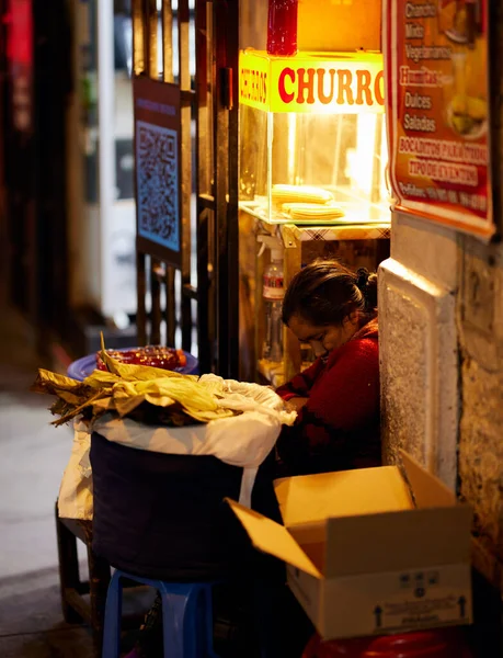 Κουρασμένη Πλανόδιος Πωλητής Γυναίκα Στην Αρεκίπα Περού Νύχτα — Φωτογραφία Αρχείου