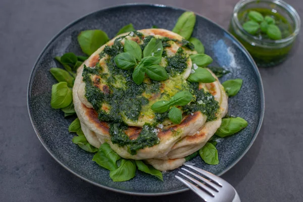 Zbliżenie Chlebów Dzikim Pesto Czosnku Liści Bazylii Talerzu — Zdjęcie stockowe