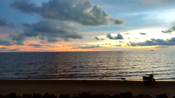 Silhouette Moto Garée Contre Mer Ciel Nuageux Coucher Soleil — Photo