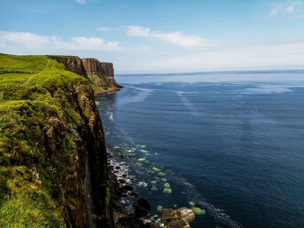 Het Uitzicht Kliffen Met Groene Vegetatie Tegen Blauwe Zee Lucht — Stockfoto
