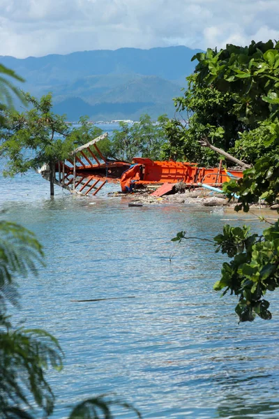 Beautiful View Broken Boat Sandy Beach Trees — Stock Photo, Image