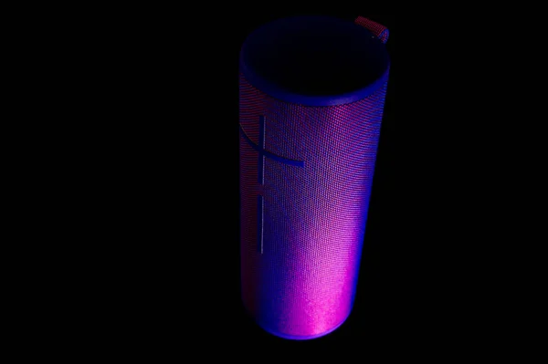 紫とピンクの色のブーム3黒の背景にBluetoothポータブルスピーダートップダウンフレーミング — ストック写真