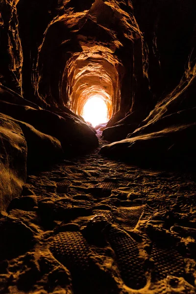 南ユタ ハイウェイ84号線のドラゴンズ ベリー洞窟内からの光を調べると — ストック写真