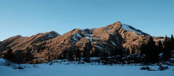 Vista Della Catena Montuosa Coperta Neve Contro Cielo Blu — Foto Stock