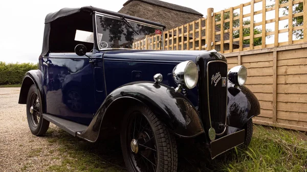 Carro Vintage Austin Seven Estacionado Lado Uma Cerca Madeira Livre — Fotografia de Stock