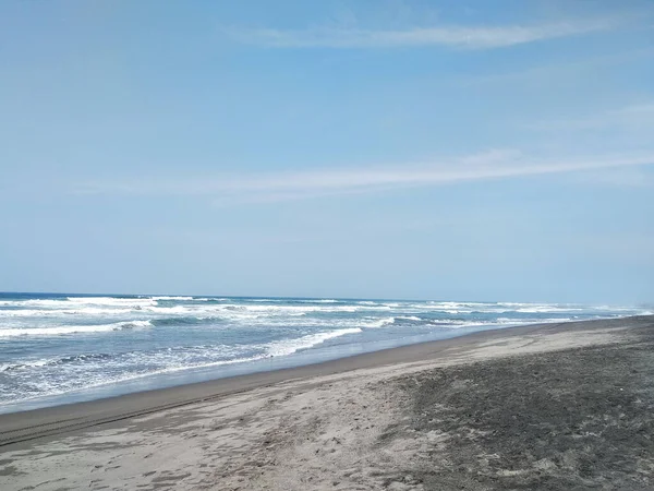 Klidná Scenérie Oceánských Vln Narážejících Písečnou Pláž — Stock fotografie