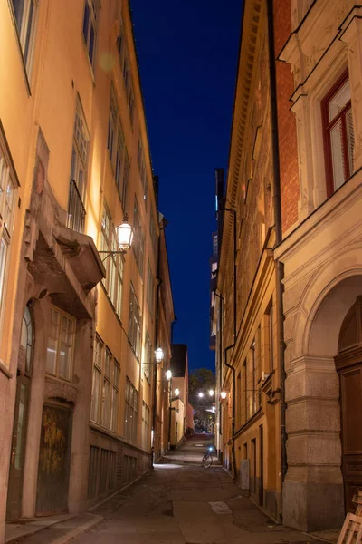 Uno Stretto Vicolo Illuminato Tra Edifici Notte Stoccolma — Foto Stock