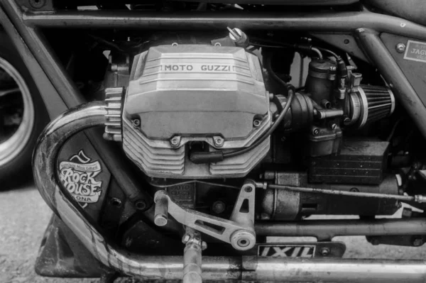 トラックの高速イタリアのモーターバイク 元Guzzi Lemans — ストック写真
